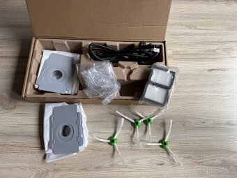 iRobot Roomba i7+ s vyprázdňovacou stanicou - 3