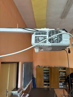 Projektor s držiakom - 3