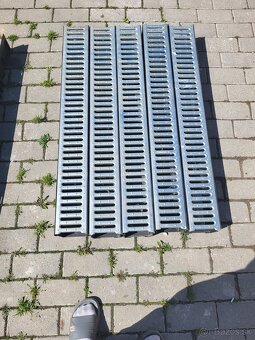 Predám nový nepoužitý odtokový plastový žľab s pozinkovým kr - 3
