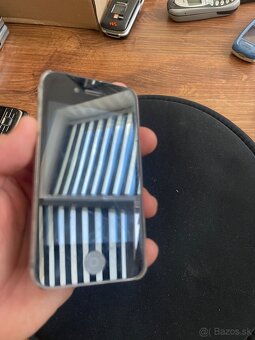 Dva staré iPhony - 3
