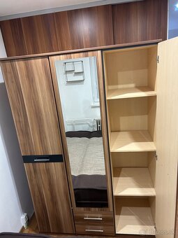 Nábytok- skriňa, komoda, poličky(vhodné aj pod tv), stolík - 3