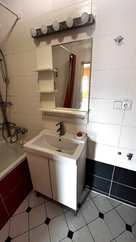 Postel, stoliky a umývadlo so skrinkou a zrkadlom - 3
