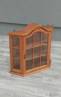 Vitrína nástenná – 66 x 70 x 16 cm . - 3