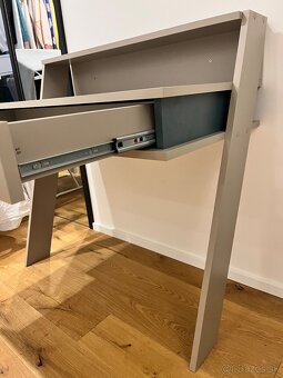 Pisaci stôl so šuflikom - ako nový - 3