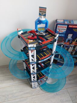 Päťposchodová parkovacia garáž Bosch Car Service - 3