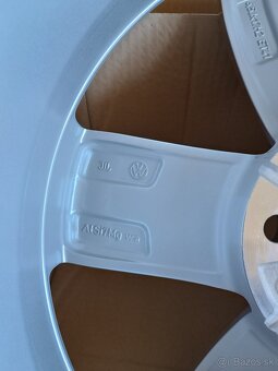 Volkswagen R17 - 3