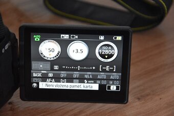 Nikon D5600 wifi BT - dotyk.dis. - VR objektiv AF-P 3tis.sn - 3