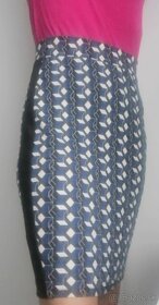 Tmavomodrá vzorová  sukňa, veľkosť 40 - 3