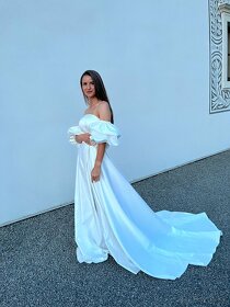 Saténové svadobné šaty s puff rukávmi - 3