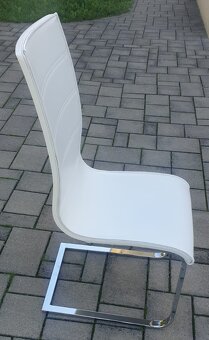 Moderné biele jedálenské stoličky s chrómovou podnožou - 6 k - 3