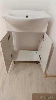 Kúpeľňová skrinka s umývadlom - 3