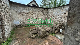 Čarovný pozemok s múrmi pôvodného domu, Sebedín - 3