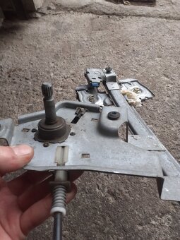 Octavia 1 manualny spustac okna zadny pravy - 3