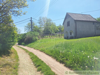 Poschodová chatka s vinohradom v malebnej dedinke Modrany - 3