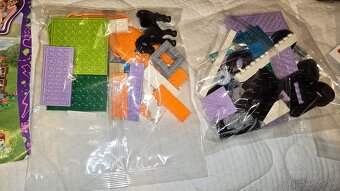 Lego Friends Mia' camper van - 3