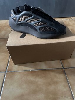 Yeeezy 700 v3 - 3