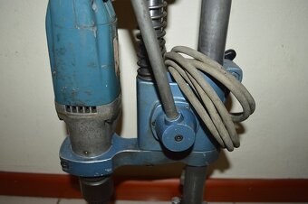 predam masivny liatinovy stojan s vrtackou B&D - 3