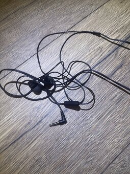 Nosene dobry stav cierne kablove sluchadla zn. Sony - 3