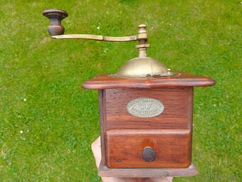 Starý mlyncek na kavu se štítkom - 3