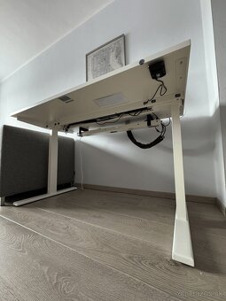 Predám elektrický výškovo nastavitelný pracovný stôl - 3