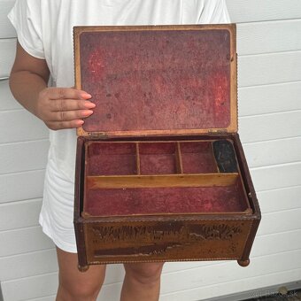 Starožitná velká dřevěná  truhla na šití - 3