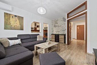 Priestranný 4-izbový byt s loggiou, 2 kúpeľňami a šatníkom - 3