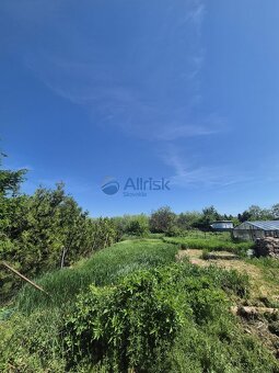 Pozemok so starším rodinným domom na predaj v tichej ulici o - 3