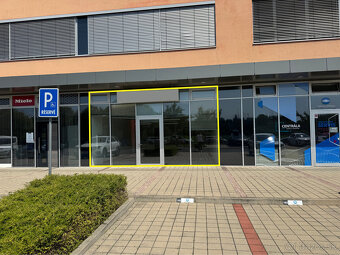 Prenájom prízemného obchodného priestoru 82 m² vo frekventov - 3
