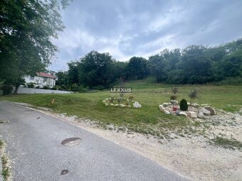 | Slnečný stavebný pozemok 700m2 KOLIBA - 3