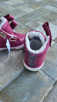 Dievča veľ.20,5 Next - 3