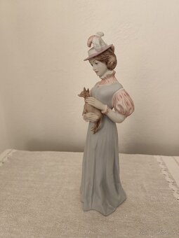 Royal dux žena so psíkom porcelánová soška - 3