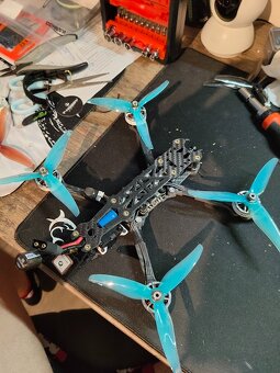 FPV dron 5 palec digital ELRS na 4S - 3