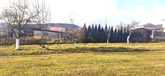 POZEMOK NA VÝSTAVBU RD V OBCI ZÁMUTOV, 1690 m² - 3
