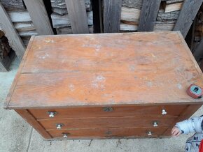 Predám komodu, truhlicu tvrdé drevo - 3