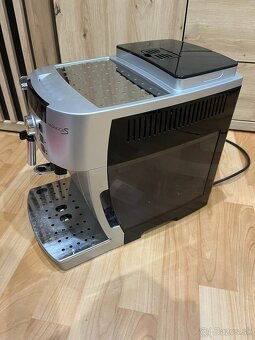 Predám automatický kávovar Delonghi Magnifica S - 3