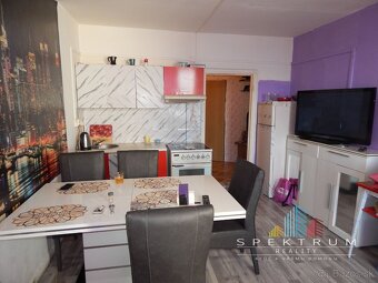 SPEKTRUM REALITY- Na PREDAJ garsónka, 23 m2 s loggiou, okres - 3
