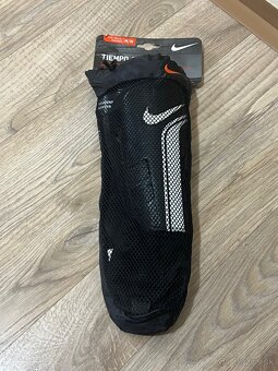 Chranice na futbal Nike - velkost M - 3