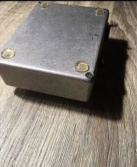 Cusack Music Tap-A-Whirl Tremolo pedál
- 3