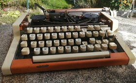 Starožitný písací stroj - 3