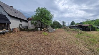 🏡 STAVEBNÝ POZEMOK S DOMOM V OBCI NITRIANSKE RUDNO (3 867 m - 3