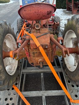 Traktor McCormick v rozobratom stave, aj doklady - 3