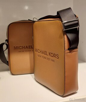 Michael Kors kožená crossbody taška COOPER REPORTER - 3