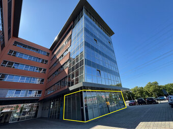 Prenájom prízemného obchodného priestoru 69 m² vo frekventov - 3