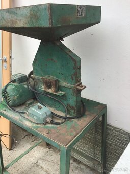 KLADIVKOVý šROTOVNíK NA OBILIE - 3