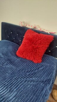 Červený chlpatý vankus - 3