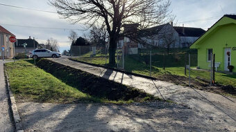 100m2 v centre obce Budmerice, oplotený pozemok - 3