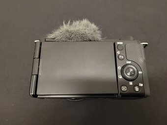 Sony ZV-e10 + E 11mm f1.8 - 3
