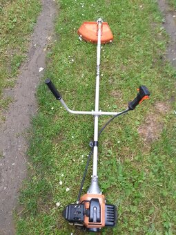 Krovinorez stihl 130. - 3