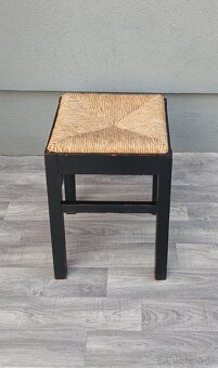 Taburetka s prírodným výpletom. - 3