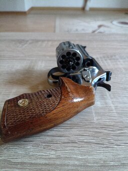 Predám revolver Bohemia Holek model 241 - 3